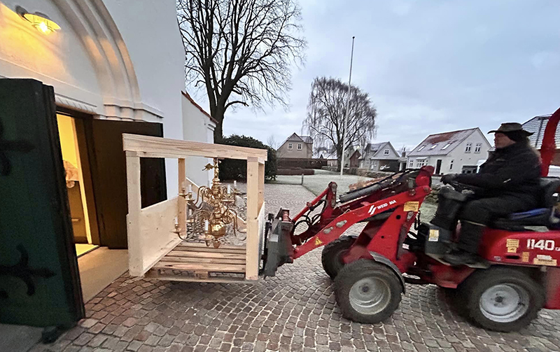 En lysekrone bringes i sikkerhed – i bakgear – så den ikke lider overlast i forbindelse med renoveringen. Foto: Jens Bytoft, Bramming Posten