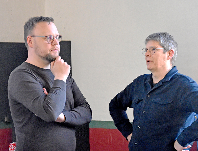 Formanden for Bramming Lokalråd, Mikkel Rytter, og Søren Byskov, der er daglig leder af Egnsmuseet, er klar til at byde velkommen til borgermødet i Bramming. Foto: Jens Bytoft, Bramming Posten