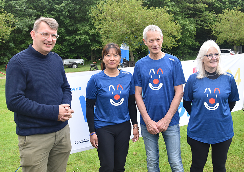 Forsvarsminister Troels Lund Poulsen lagde vejen forbi Bramming og fik sig en snak med de tre arrangører. Fra venstre er det Susan Tran, Finn Lauritzen og Tove Hansen. Foto, Jens Bytoft, Bramming Posten