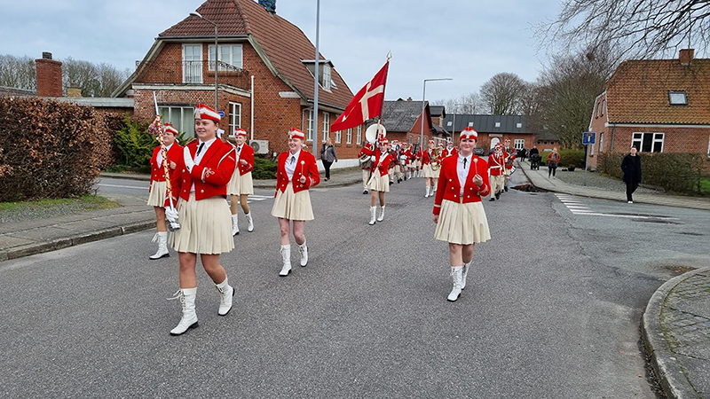 Varde Garden går forrest med blæsere og trommer